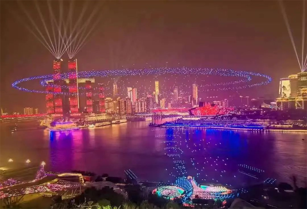 2025央視春節聯(lián)歡晚會(huì )（重慶分會(huì )場(chǎng)）?歐瑪燈光閃耀全場(chǎng) 無(wú)人機燈光秀表演開(kāi)場(chǎng) 畫(huà)面壯觀(guān)震撼！